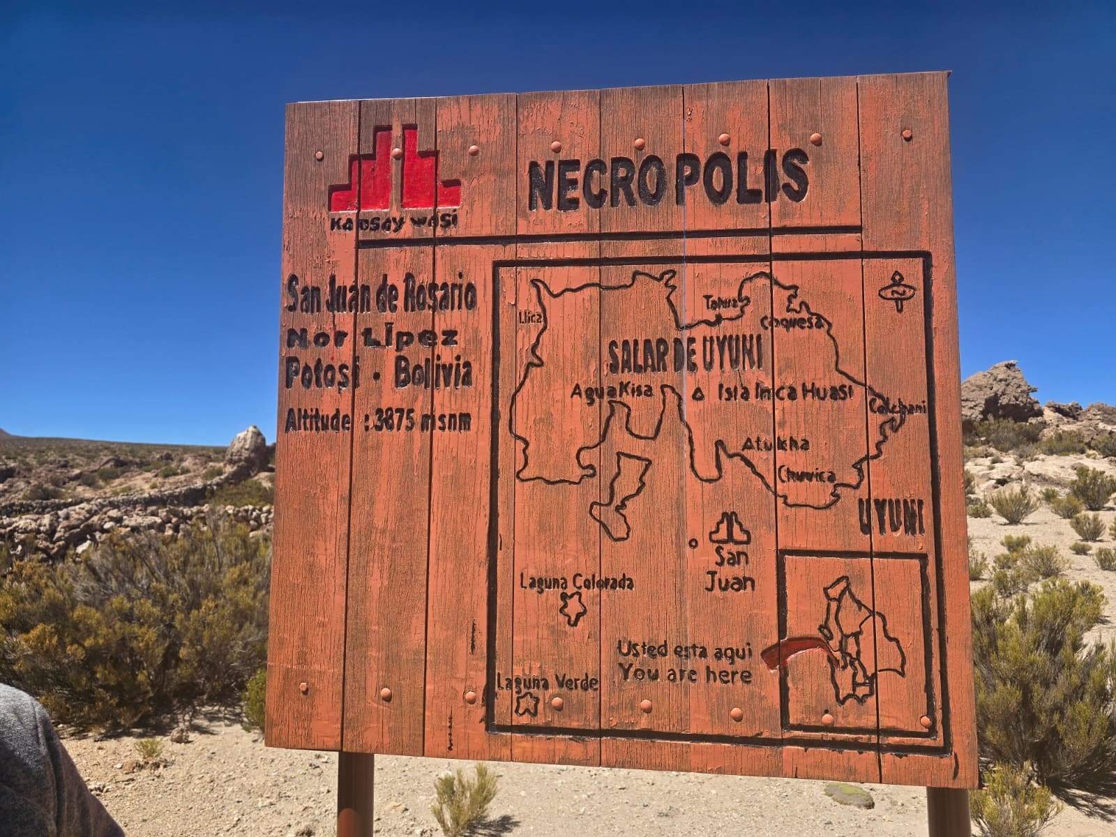 Drewniany znak nekropolii Kausay Wasi z mapą obwodu Salar de Uyuni